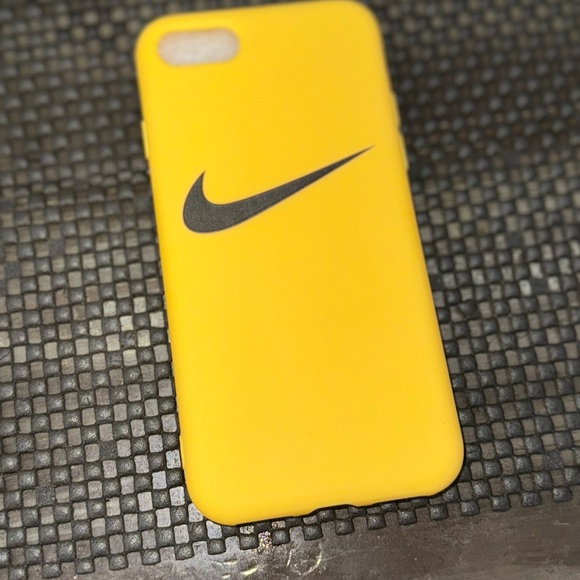 iPhone SE Case Yellow ⭐️⭐️⭐️⭐️⭐️ - Picture 4 of 7